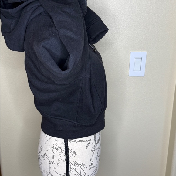 Lululemon Scuba Full-zipped Cropped Hoodie in a Black, like new. - Picture 6 of 7